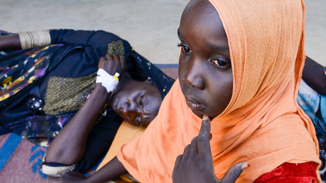 Eine sudanesische Flüchtlingsfamilie in einem UNHCR-Auffangglager im Nachbarland Tschad: Experten sorgen sich um eine weitere Verschlimmerung der Lage im Sudan.