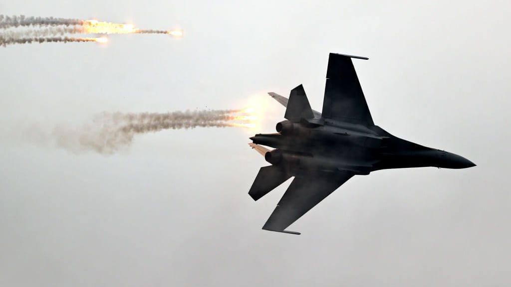 Ein Kampfjet vom Typ J-16 bei einer Flugshow in China (Archivbild): Chinesische Kampfjets sollen gefährlich nahe Richtung Taiwan geflogen sein.