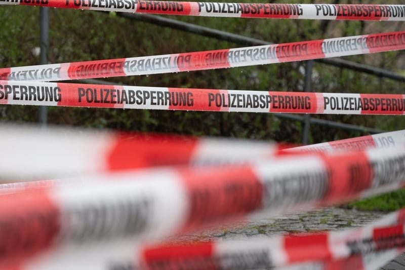 Ein Einsatzort der Polizei ist mit Flatterband abgesperrt (Symbolbild): Die Polizei konnte die gefundene Leiche identifizieren.