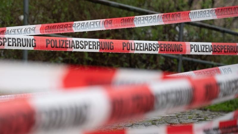 Ein Einsatzort der Polizei ist mit Flatterband abgesperrt (Symbolbild): Die Polizei konnte die gefundene Leiche identifizieren. Ein Einsatzort der Polizei ist mit Flatterband abgesperrt (Symbolbild): Die Polizei konnte die gefundene Leiche identifizieren.