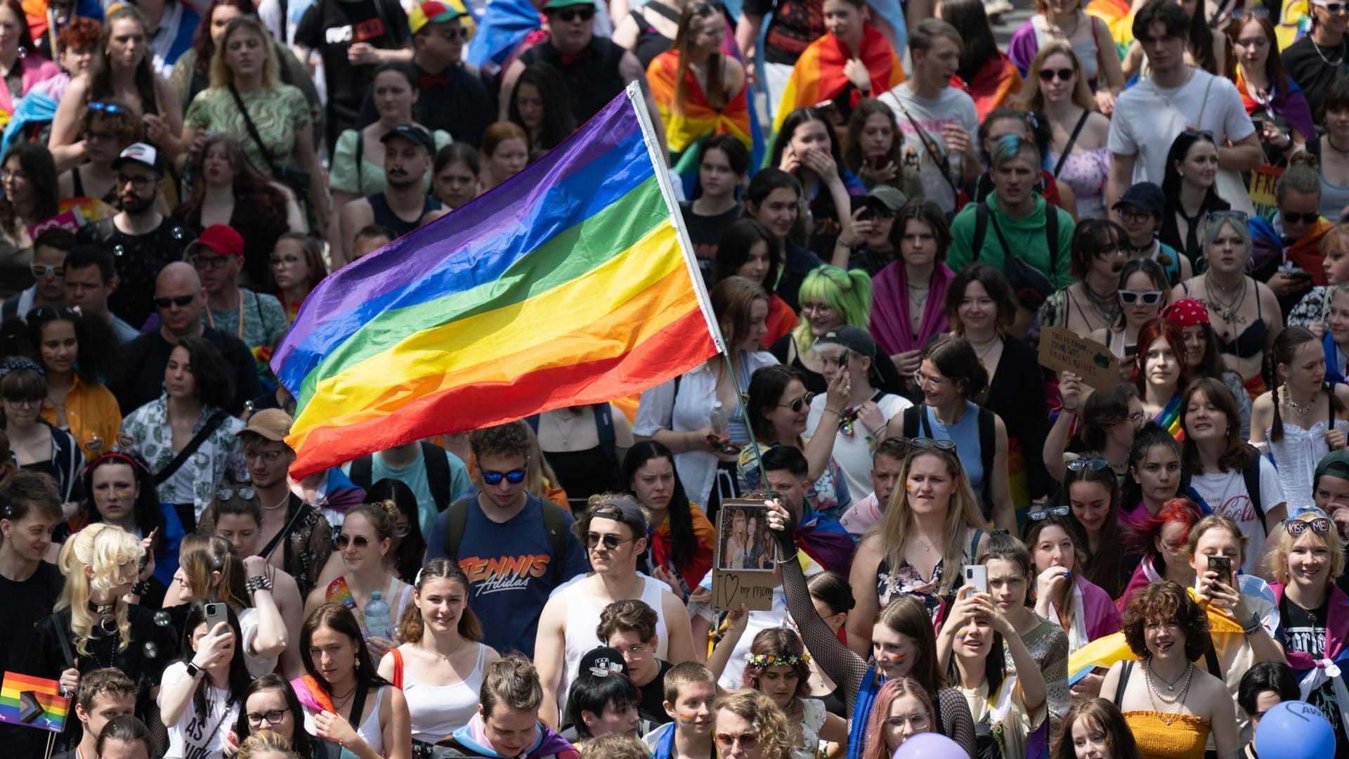 Teilnehmer des Christopher-Street-Day (CSD) am Terrassenufer in Dresden: Am Rande der Parade wurde ein Mann angegangen.