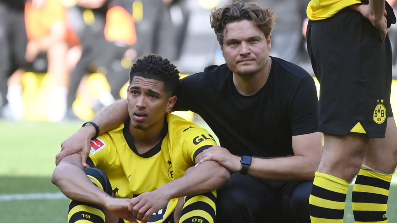 Am Boden: BVB-Trainer Edin Terzic (r.) und -Spieler Jude Bellingham nach dem Saisonfinale.