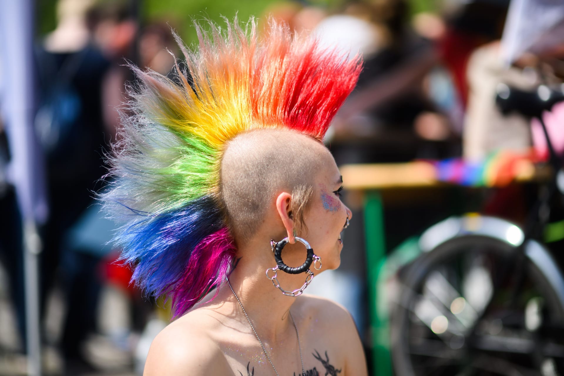 Eine Teilnehmerin sitzt beim Christopher Street Day (CSD) auf dem Opernplatz: Die Teilnehmer demonstrieren unter anderem für die Rechte von Schwulen, Lesben, Bisexuellen und Transgender.