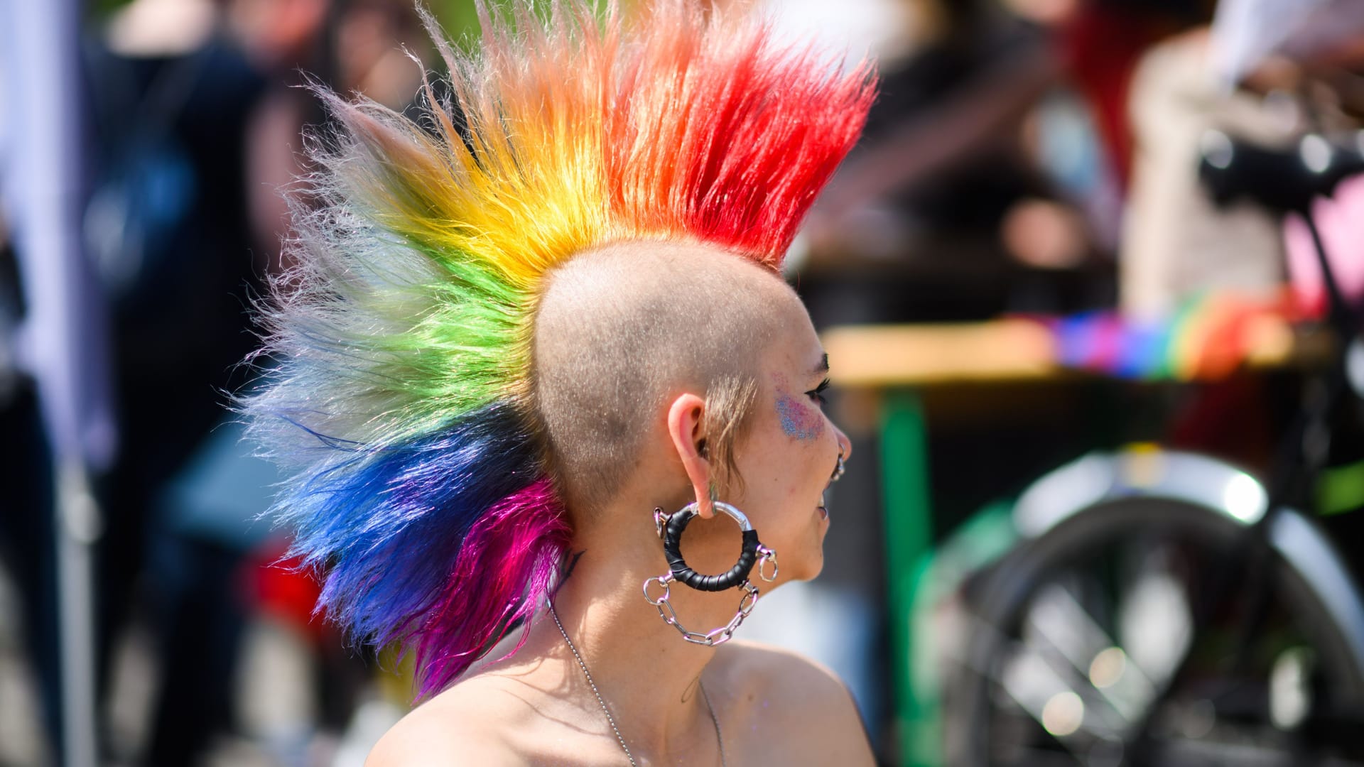 Eine Teilnehmerin sitzt beim Christopher Street Day (CSD) auf dem Opernplatz: Die Teilnehmer demonstrieren unter anderem für die Rechte von Schwulen, Lesben, Bisexuellen und Transgender.