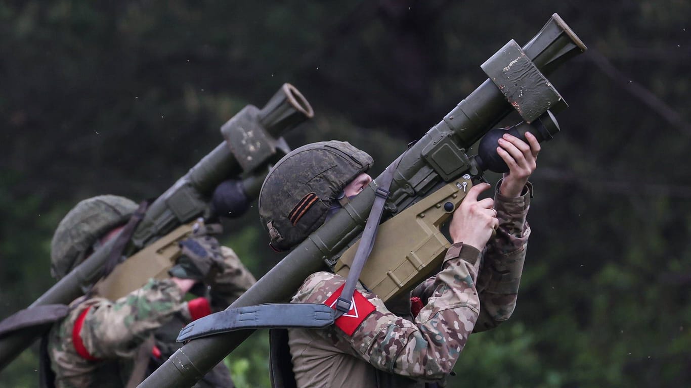 Russische Soldaten posieren mit Raketenwerfern: Die Meinungen zur Ukraine sind in Russlands Armee sehr unterschiedlich, sagt ein Deserteur.