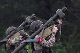 Russische Soldaten posieren mit Raketenwerfern: Die Meinungen zur Ukraine sind in Russlands Armee sehr unterschiedlich, sagt ein Deserteur.