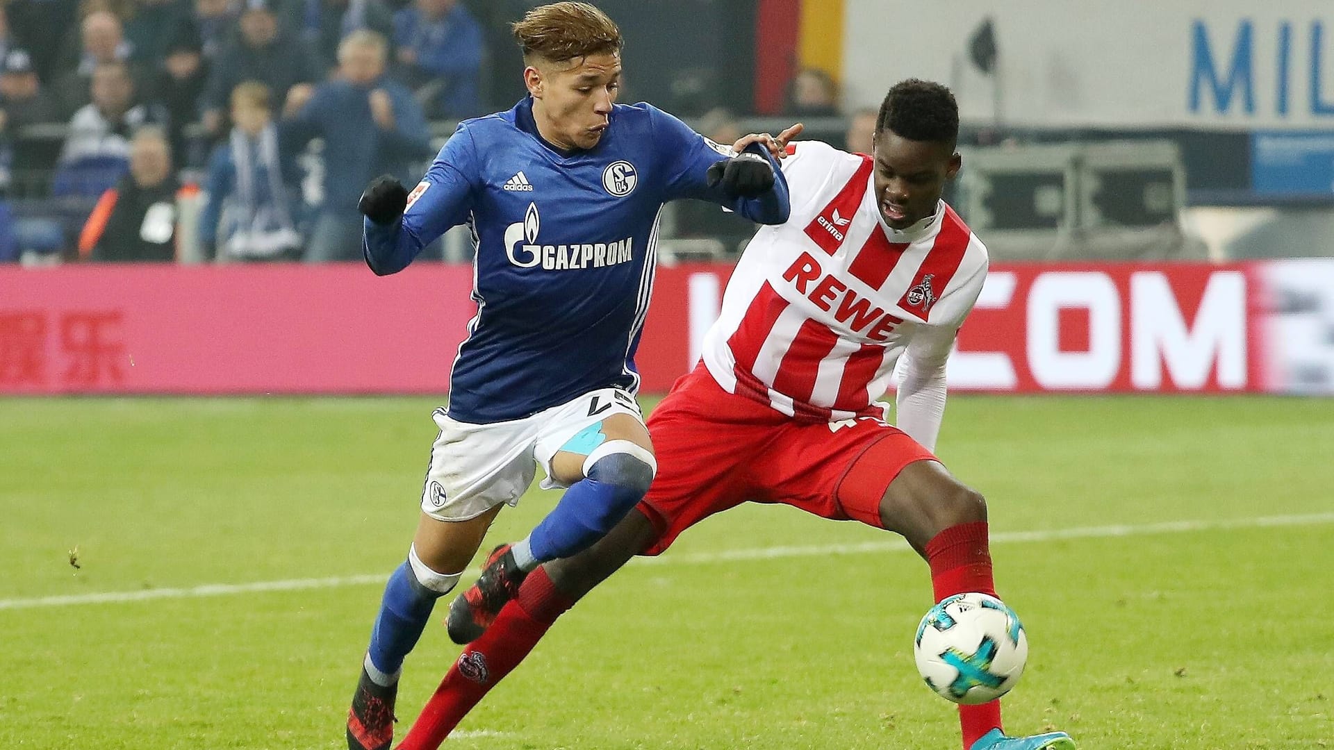 Yann Bisseck (r.) bei seinem zweiten Profieinsatz gegen Schalkes Amine Harit (l.).