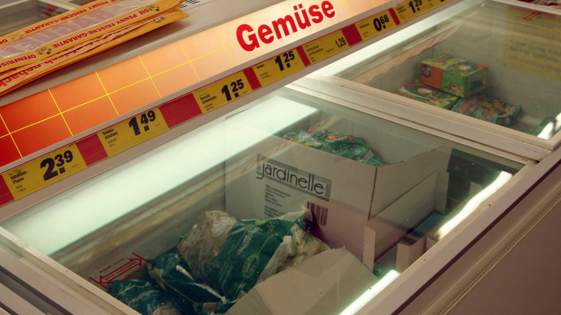 Ein verdächtiger Gegenstand in der Kühltruhe eines Supermarktes in Brandenburg ruft Spezialkräfte der Polizei auf die Spur (Symbolbild).