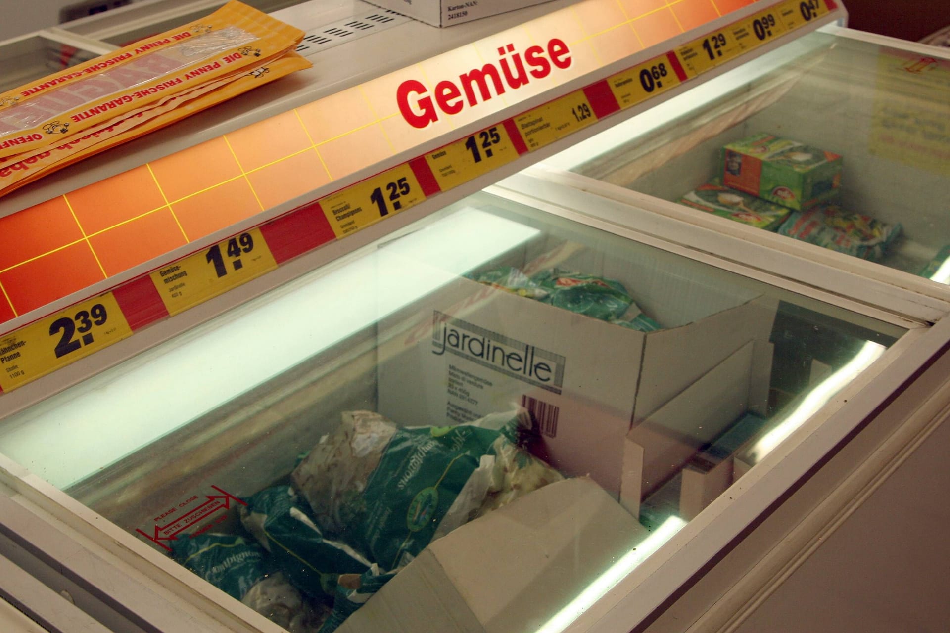 Ein verdächtiger Gegenstand in der Kühltruhe eines Supermarktes in Brandenburg ruft Spezialkräfte der Polizei auf die Spur (Symbolbild).