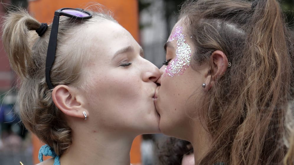 Zwei Frauen beim Kuss (Archivbild): In Stralsund sollen sich Theaterbesucher davon gestört gefühlt haben.