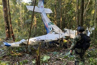 Das Wrack einer Cessna C206, die am 18. Mai 2023 im Dschungel von Solano im kolumbianischen Bundesstaat Caqueta abgestürzt ist.