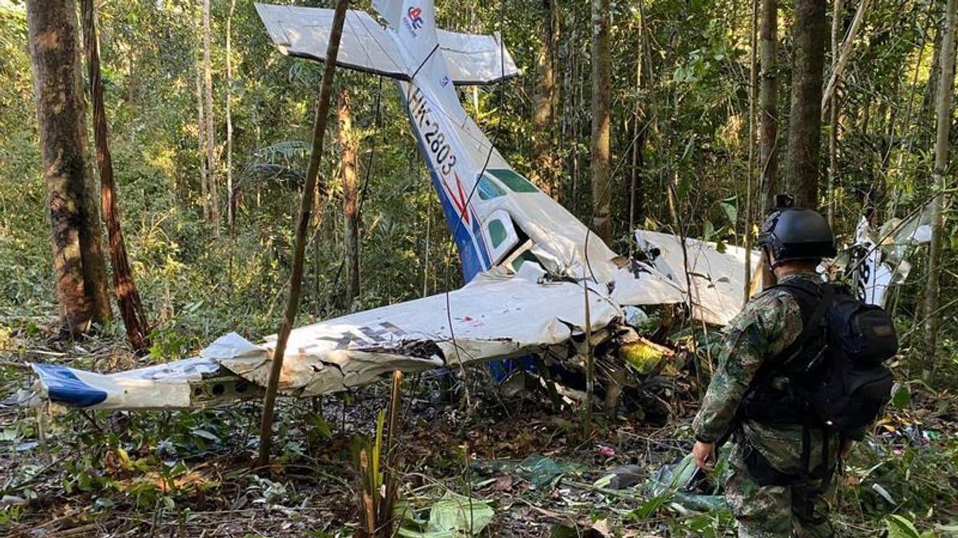 Das Wrack einer Cessna C206, die am 18. Mai 2023 im Dschungel von Solano im kolumbianischen Bundesstaat Caqueta abgestürzt ist.