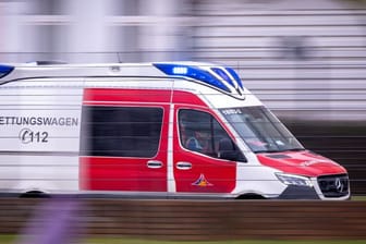 Ein Rettungswagen ist mit Blaulicht im Einsatz: Auf der Strecke Düsseldorf Flughafen kam es zu einem Notarzteinsatz.