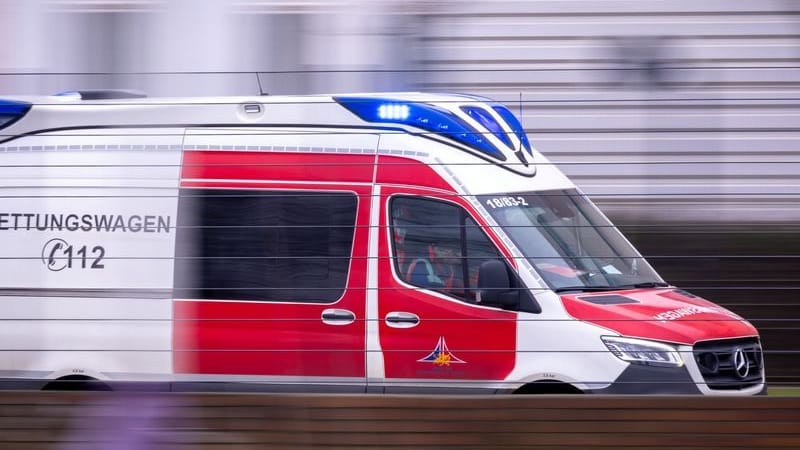 Ein Rettungswagen ist mit Blaulicht im Einsatz: Auf der Strecke Düsseldorf Flughafen kam es zu einem Notarzteinsatz.