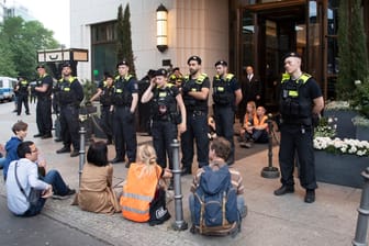 Polizisten stehen zwischen Aktivisten am Haupteingang zum "Ritz Carlton" am Potsdamer Platz: Der Hotelmanager hat sich nun geäußert.