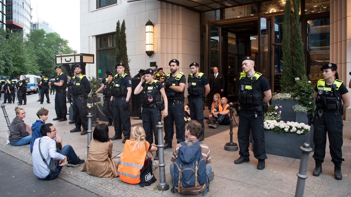 Polizisten stehen zwischen Aktivisten am Haupteingang zum "Ritz Carlton" am Potsdamer Platz: Der Hotelmanager hat sich nun geäußert.