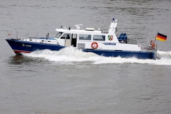 Ein Patrouillenboot Wasserschutzpolizei: Die Polizei hat am Montag eine Leiche im Rhein in Duisburg entdeckt.