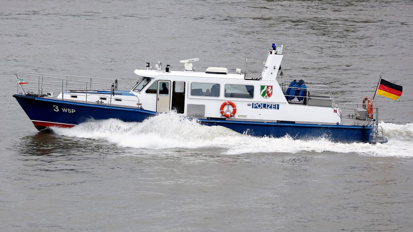 Ein Patrouillenboot Wasserschutzpolizei: Die Polizei hat am Montag eine Leiche im Rhein in Duisburg entdeckt.