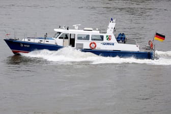 Ein Patrouillenboot Wasserschutzpolizei: Die Polizei hat am Montag eine Leiche im Rhein in Duisburg entdeckt.