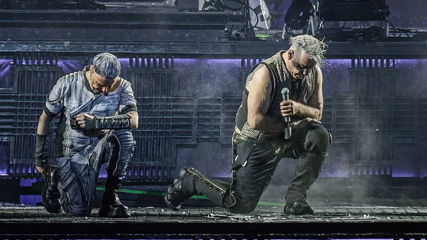 Till Lindemann am Ende eines Konzertes: Fans wollen dem Frontmann ein Solidaritäts-Ständchen bringen.
