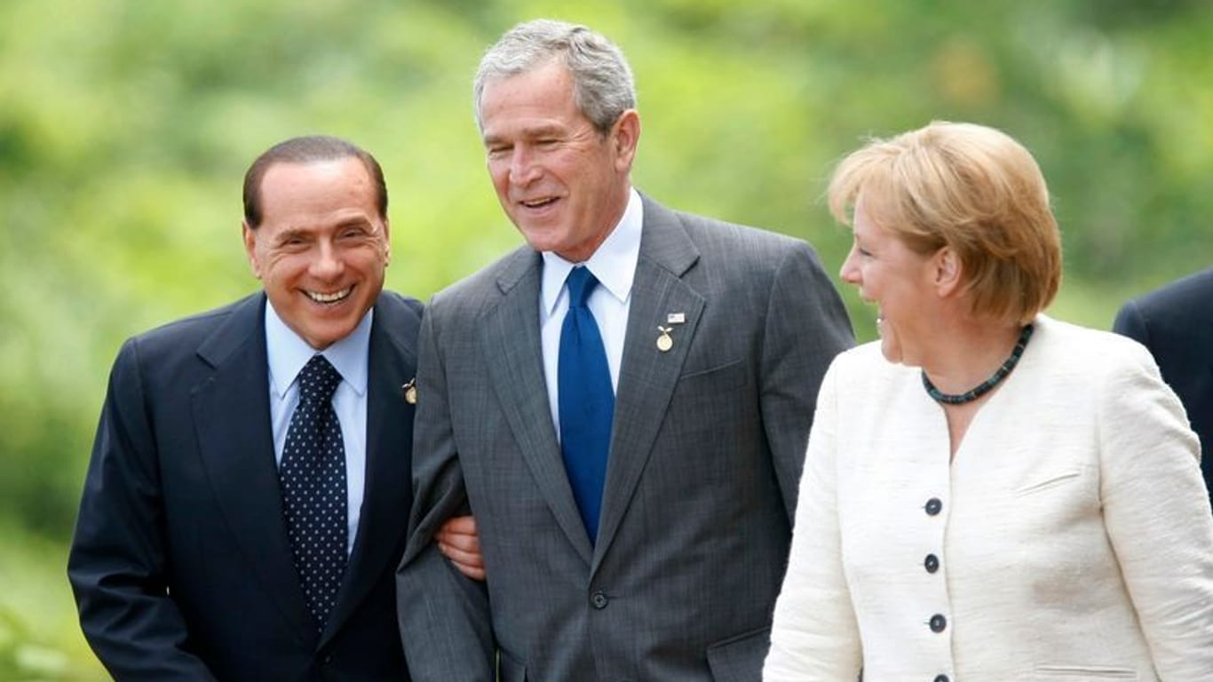Beim G8-Gipfel in Japan: Berlusconi mit dem damaligen US-Präsident George W. Bush und Kanzlerin Angela Merkel.