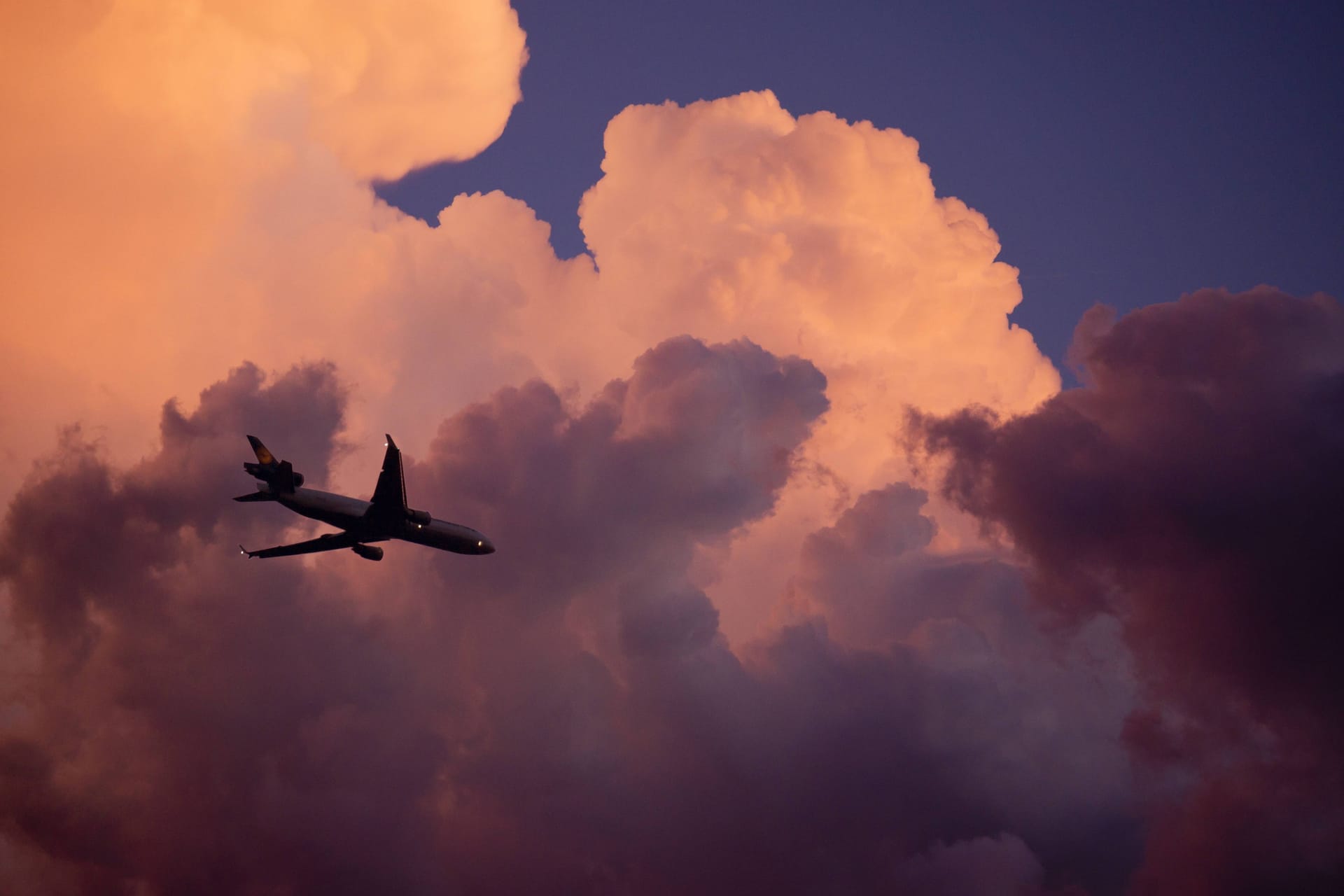 Passagierflugzeug im Gewitter im Anflug auf den Frankfurter Flughafen. (Archivbild)