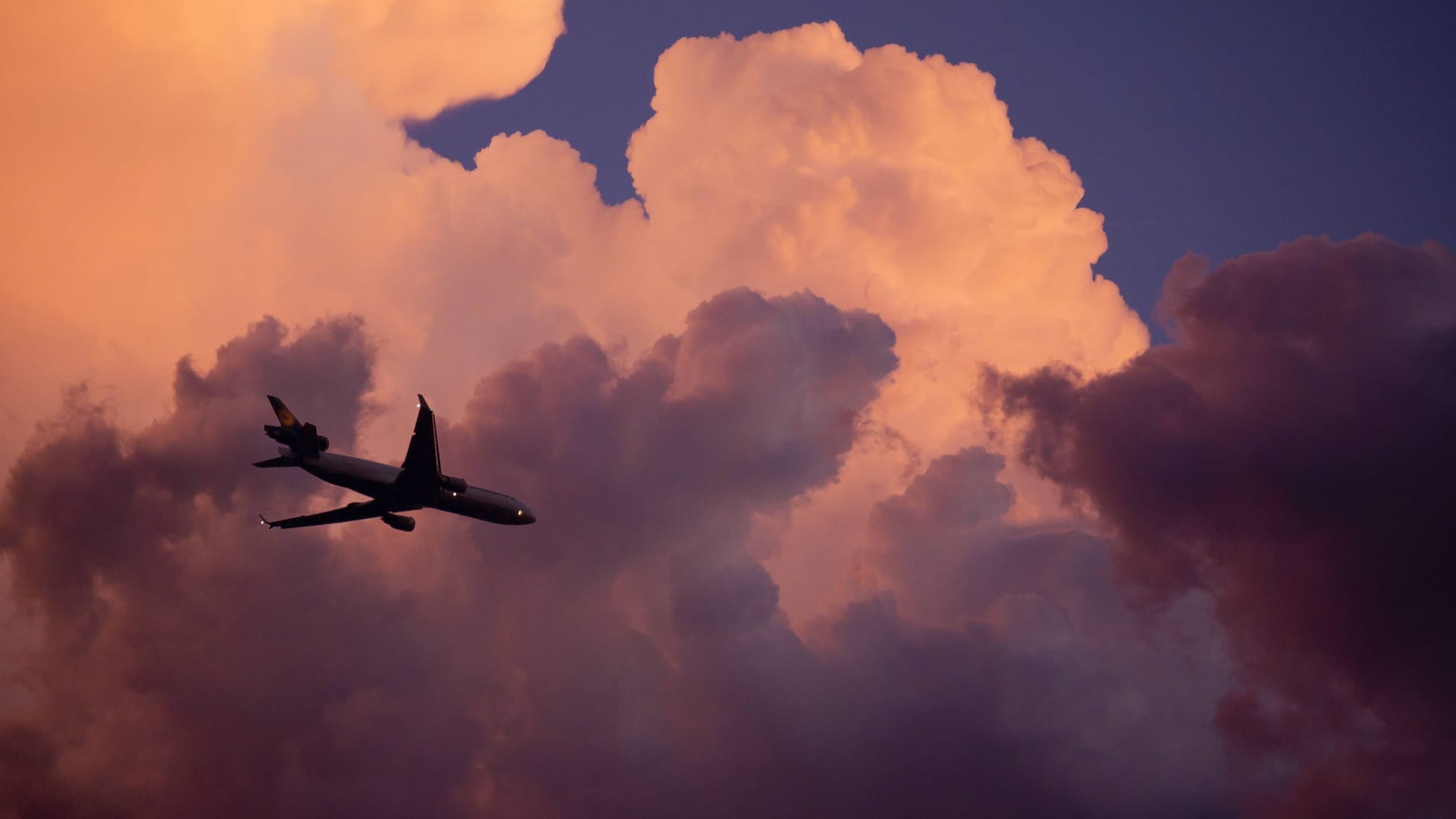 Passagierflugzeug im Gewitter im Anflug auf den Frankfurter Flughafen. (Archivbild)