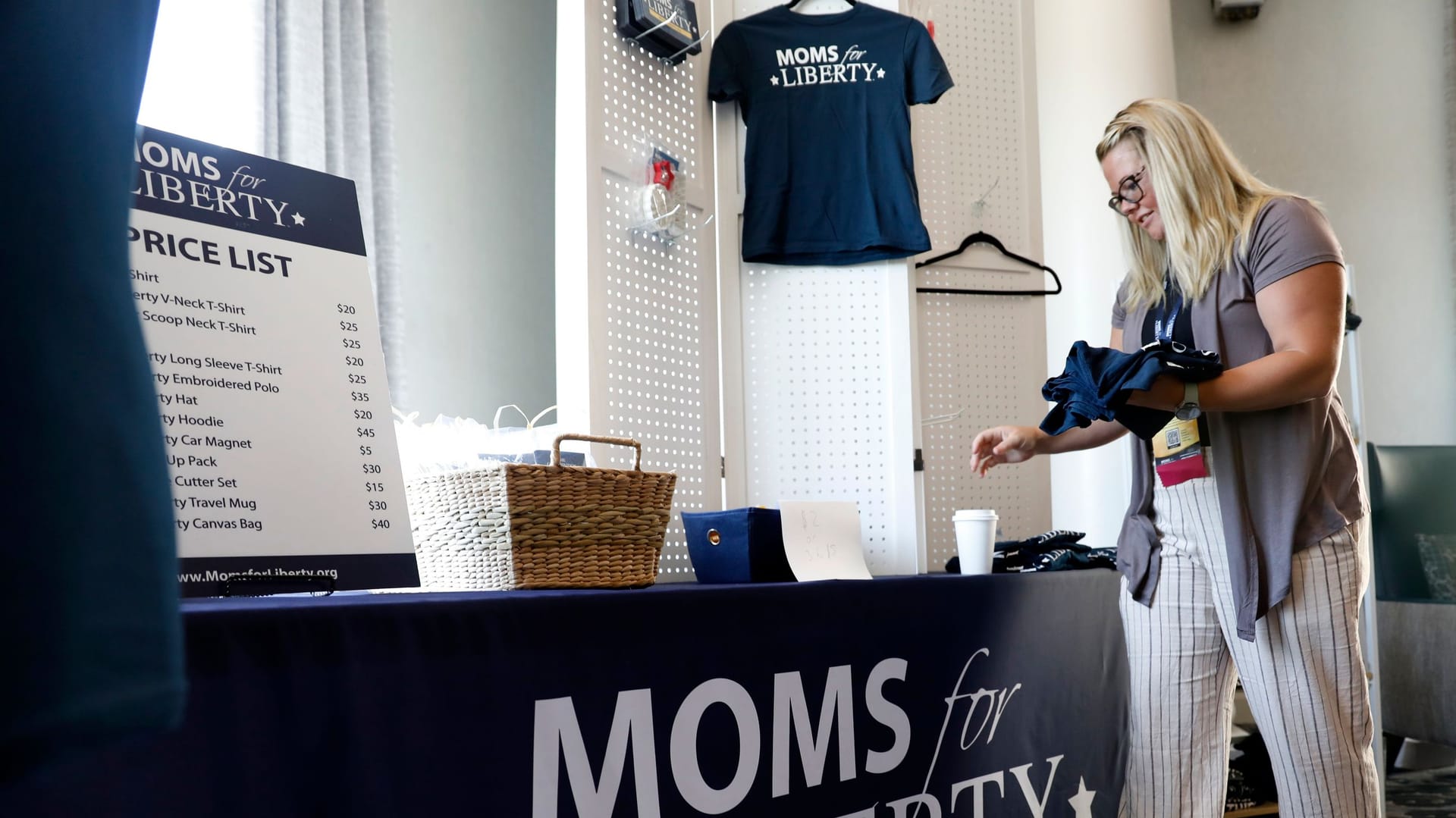 "Moms for Liberty"-Stand (Symbolbild): Eine Ortsgruppe der rechtsradikalen Frauenbewegung nutzte ein Hitler-Zitat für ihren Newsletter.