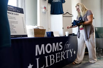 "Moms for Liberty"-Stand (Symbolbild): Eine Ortsgruppe der rechtsradikalen Frauenbewegung nutzte ein Hitler-Zitat für ihren Newsletter.