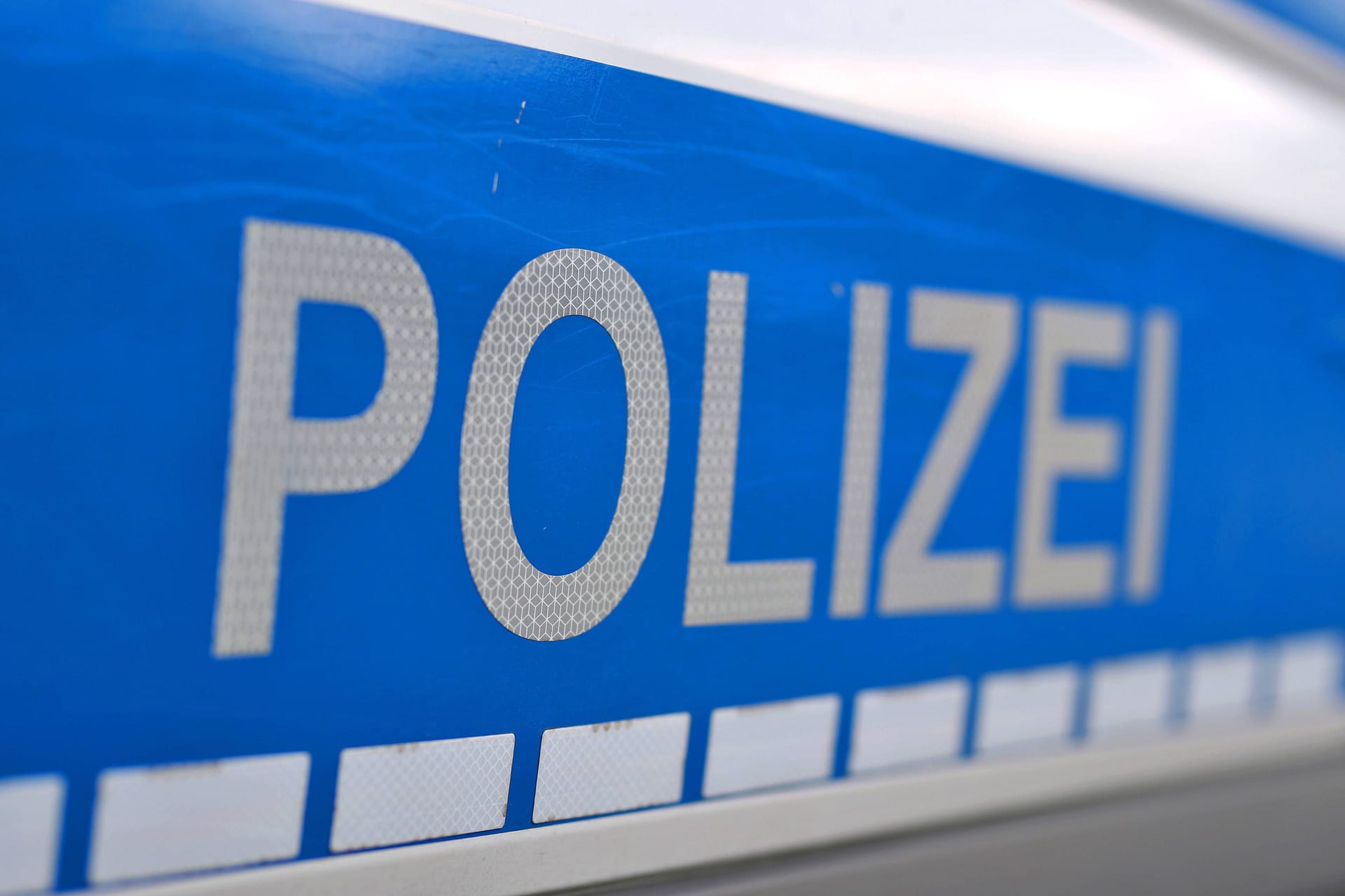 Schriftzug auf einem Einsatzwagen der Polizei: Die Polizei in Dortmund hat eine vermisste 14-Jährige gefunden.