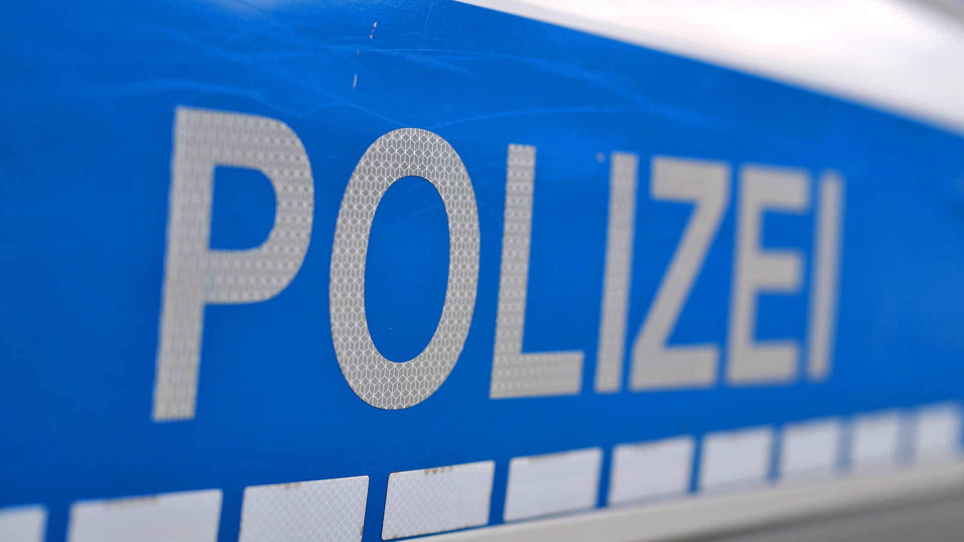 Schriftzug auf einem Einsatzwagen der Polizei: Die Polizei in Dortmund hat eine vermisste 14-Jährige gefunden. Schriftzug auf einem Einsatzwagen der Polizei: Die Polizei in Dortmund hat eine vermisste 14-Jährige gefunden.