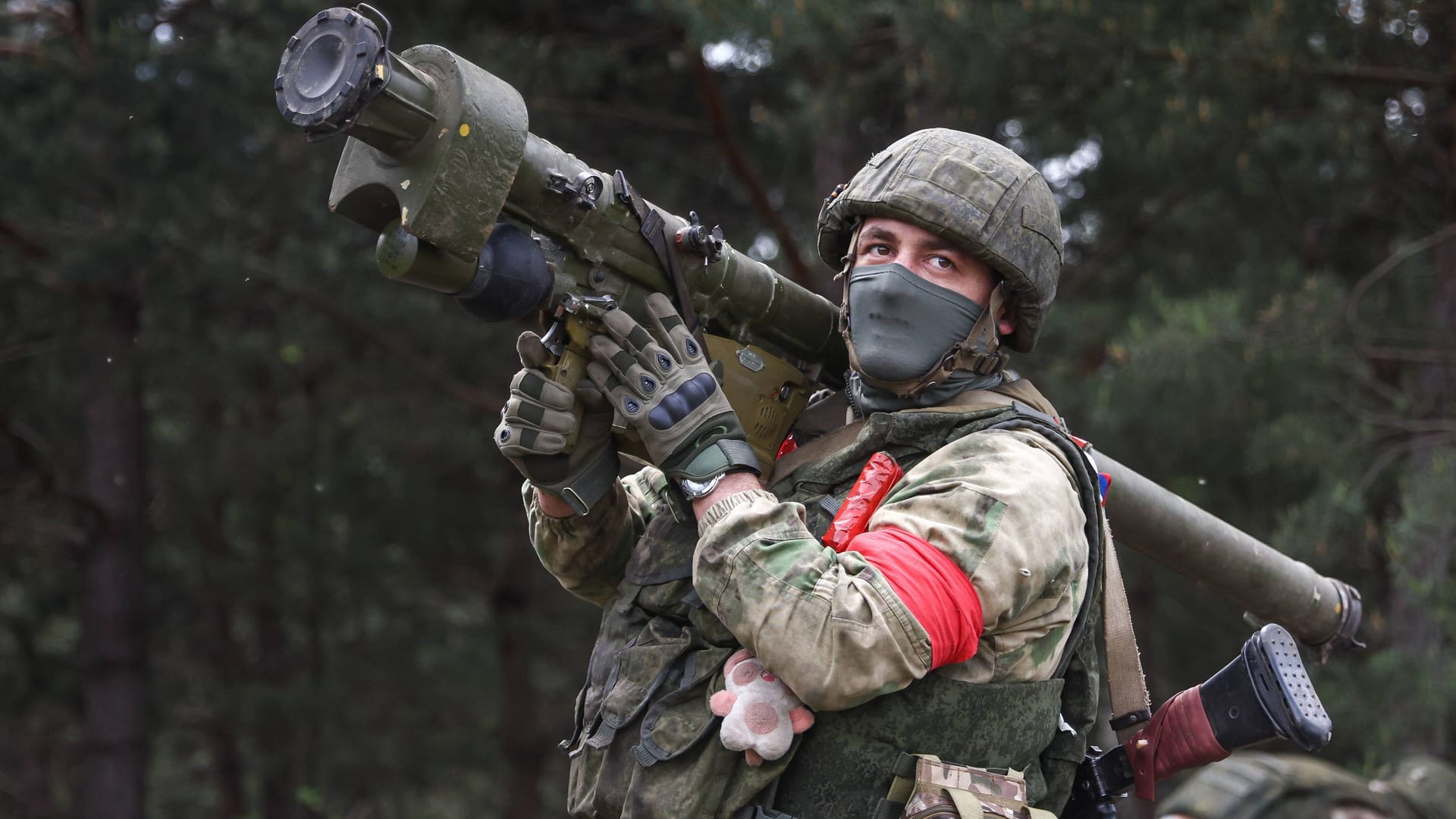 Ein russischer Soldat posiert mit einem Raketenwerfer: Die Meinungen zur Ukraine sind in Russlands Armee sehr unterschiedlich, sagt ein Deserteur.