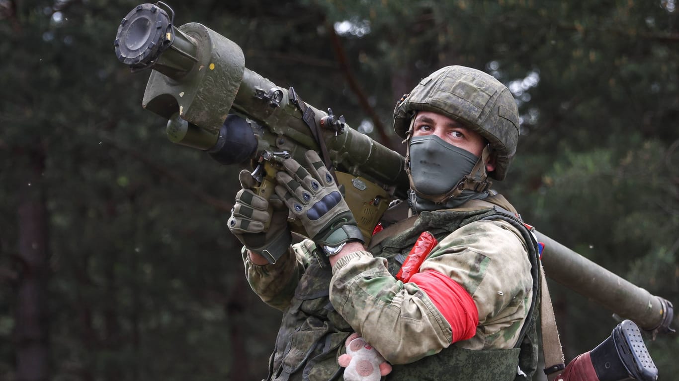 Ein russischer Soldat posiert mit einem Raketenwerfer: Die Meinungen zur Ukraine sind in Russlands Armee sehr unterschiedlich, sagt ein Deserteur.