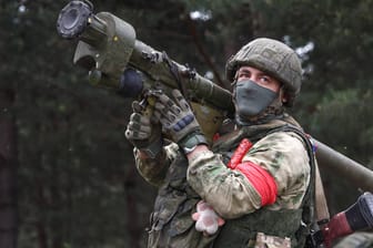 Ein russischer Soldat posiert mit einem Raketenwerfer: Die Meinungen zur Ukraine sind in Russlands Armee sehr unterschiedlich, sagt ein Deserteur.