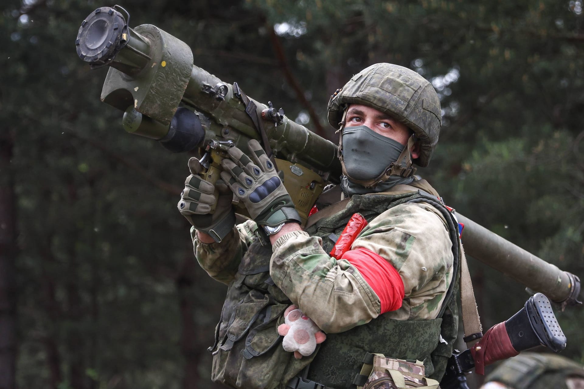 Ein russischer Soldat posiert mit einem Raketenwerfer: Die Meinungen zur Ukraine sind in Russlands Armee sehr unterschiedlich, sagt ein Deserteur.