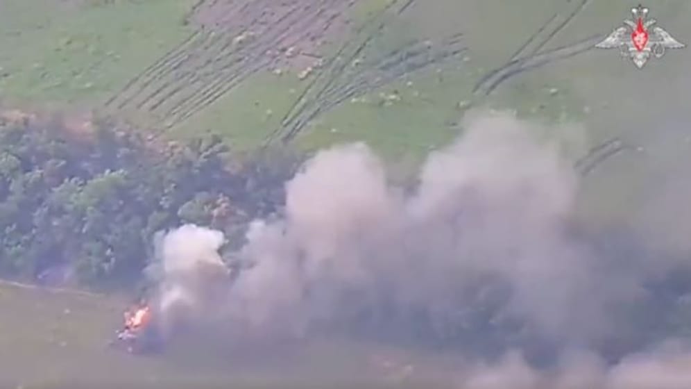 Der Ausschnitt aus einem russischen Drohnenvideo zeigt offenbar einen brennenden Leopard 2 in der Region Saporischschja; Militärexperten halten die Bilder für echt.