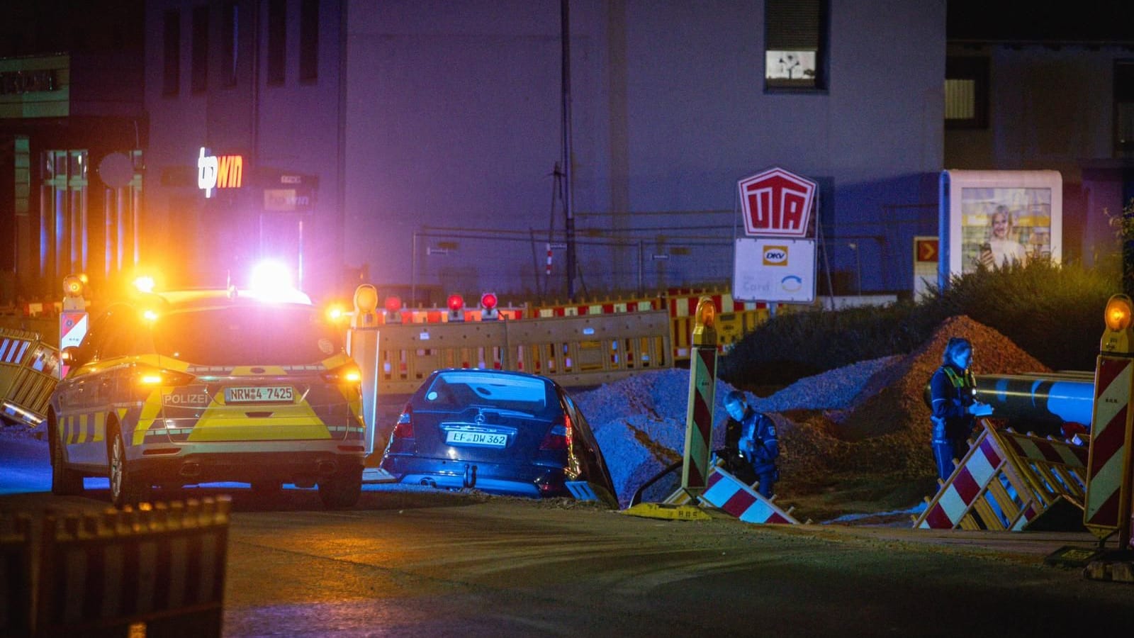 Ein Mercedes in einer Baugrube: In Lütgendortmund ist eine 42-Jährige von der Fahrbahn abgekommen. Ein Mercedes in einer Baugrube: In Lütgendortmund ist eine 42-Jährige von der Fahrbahn abgekommen.