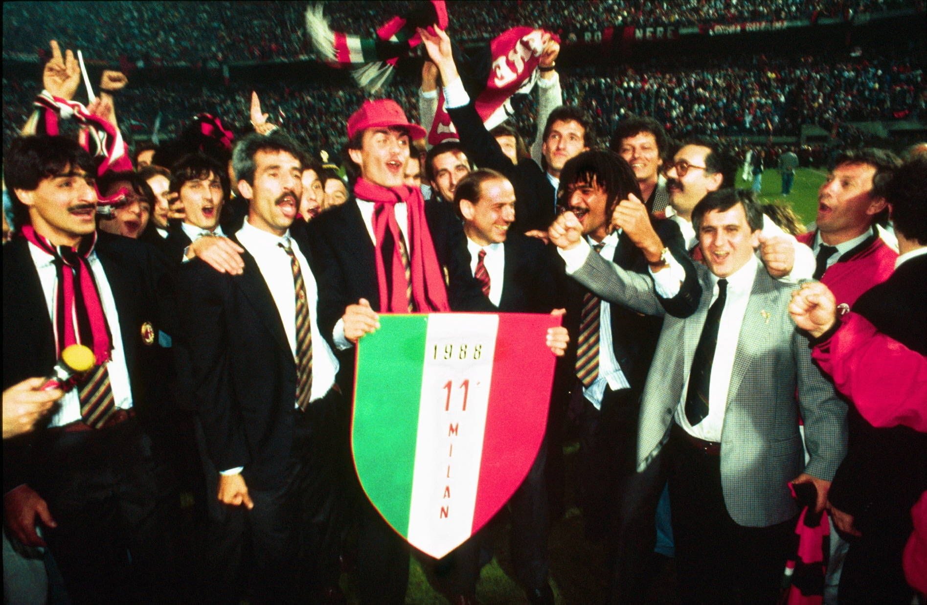 Der gebürtige Mailänder war seit 1986 viele Jahre Präsident des Fußballvereins AC Mailand. Auch da bewies er, dass er große Inszenierungen genoss. Zu seinem Club-Amtsantritt flog er im Helikopter zu Wagners "Walkürenritt" ins Stadion.