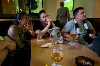 Karin, Jorge und Carlos schauen im "Bernemer Fass" das Pokalspiel – und sind über der erste Tor für Leipzig entsetzt.