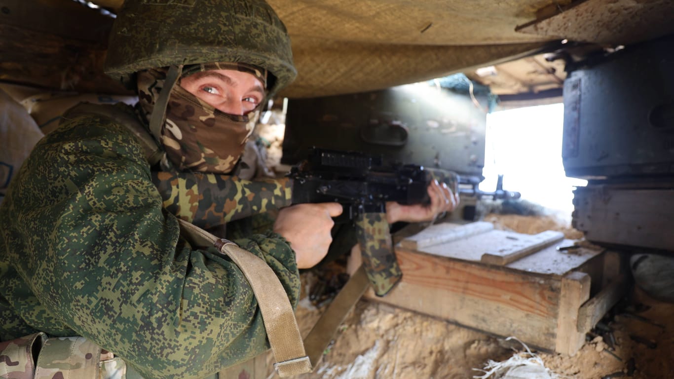 Russischer Soldat in einer Verteidigungsstellung (Archivbild): Russische Truppen sollen in der Ukraine auf desertierende Landsleute schießen.