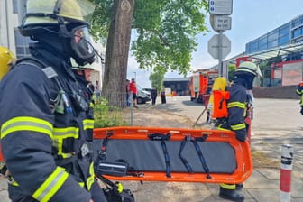 Feuerwehrleute in Hamburg Eidelstedt im Einsatz: Ein Undichter Kühlcontainer eines Getränkelagers hat am Mittag für einen Großeinsatz der Feuerwehr gesorgt.