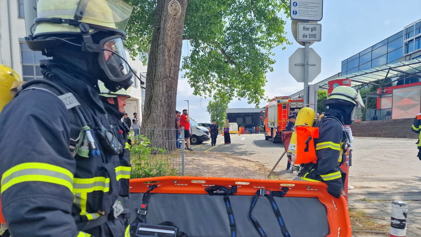 Feuerwehrleute in Hamburg Eidelstedt im Einsatz: Ein Undichter Kühlcontainer eines Getränkelagers hat am Mittag für einen Großeinsatz der Feuerwehr gesorgt. Feuerwehrleute in Hamburg Eidelstedt im Einsatz: Ein Undichter Kühlcontainer eines Getränkelagers hat am Mittag für einen Großeinsatz der Feuerwehr gesorgt.
