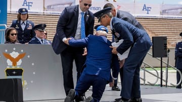 Joe Biden cade durante un evento militare a Colorado Springs.