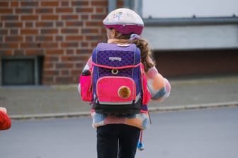Ein Mädchen auf dem Weg zur Schule (Symbolbild): In Celle kam es zu einem beunruhigenden Vorfall.