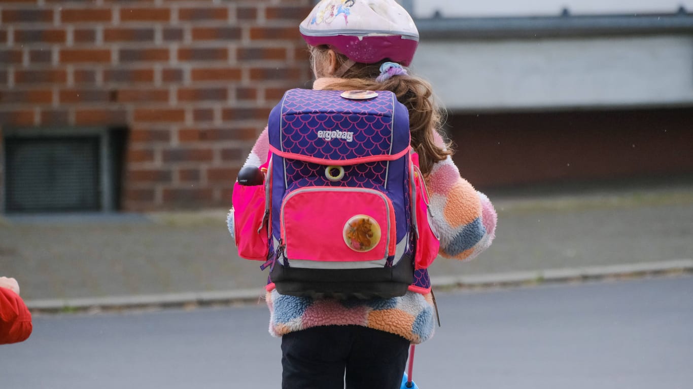 Ein Mädchen auf dem Weg zur Schule (Symbolbild): In Celle kam es zu einem beunruhigenden Vorfall.
