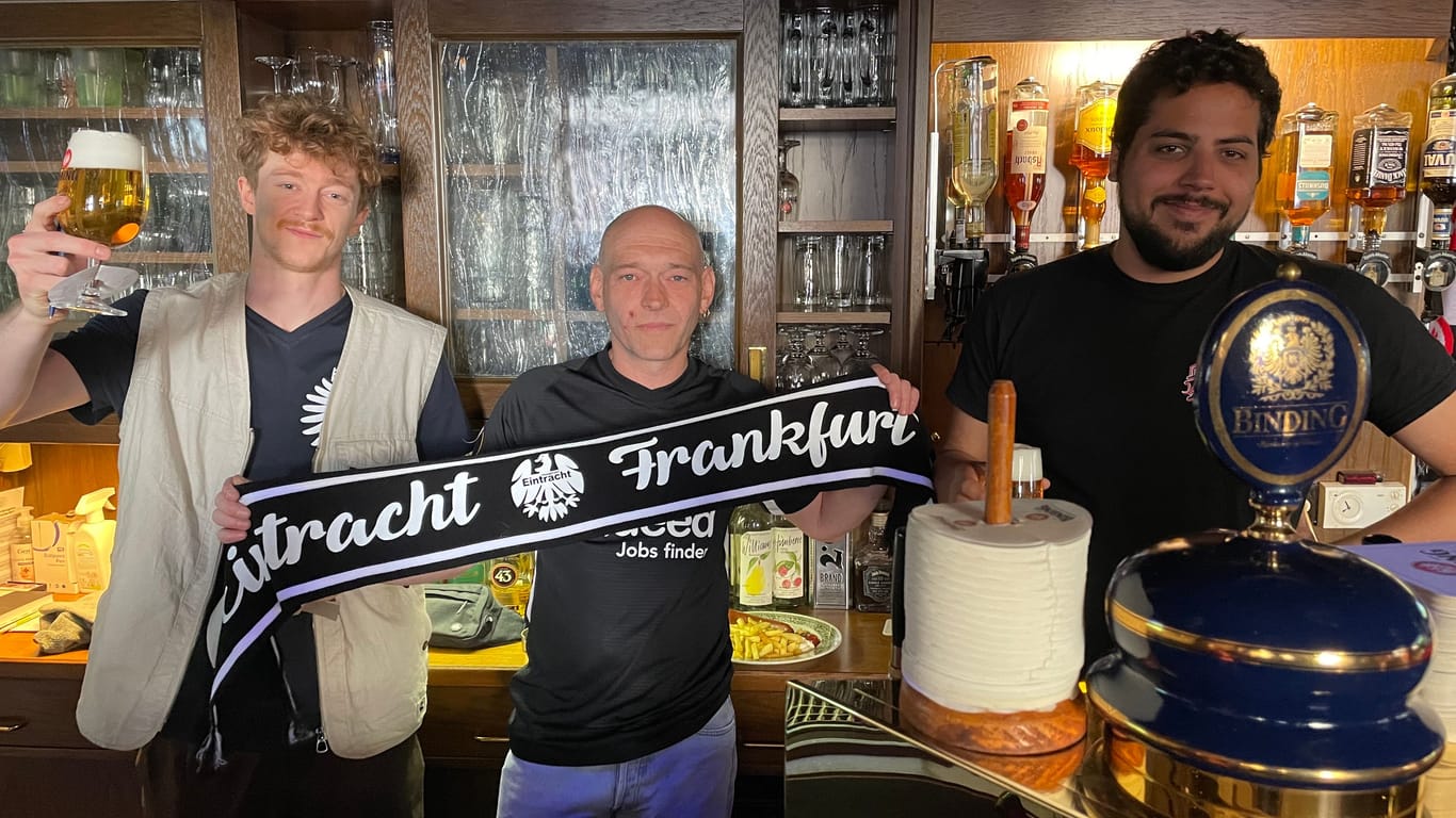 Egal, wie die Eintracht spielt, die Stimmung im "Bernemer Fass" ist gut: Bedienung Hans (links), Wirt Andi und Barkeeper Dani.