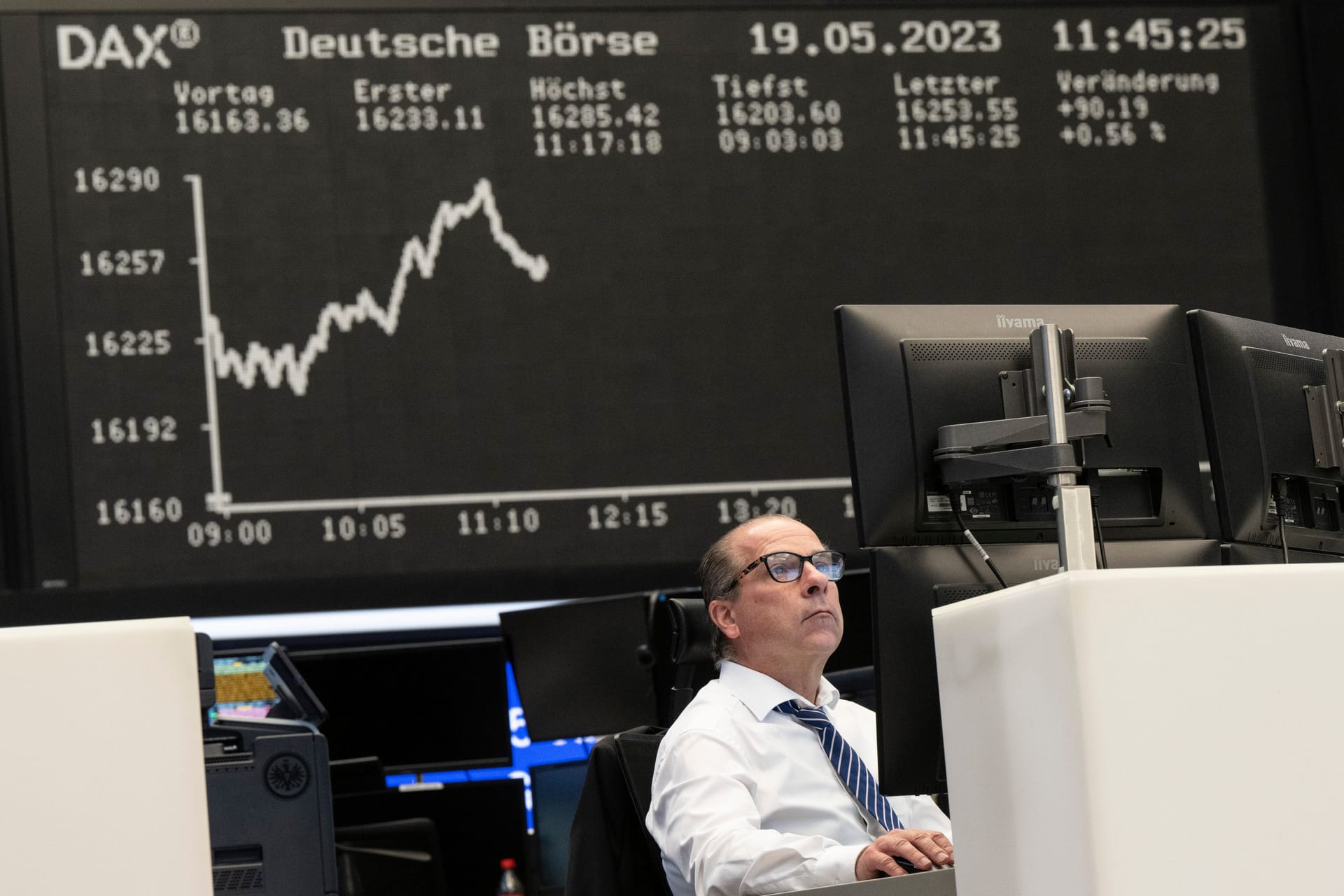 An der Frankfurter Börse beobachten Händler den Aktienindex Dax ganz genau.