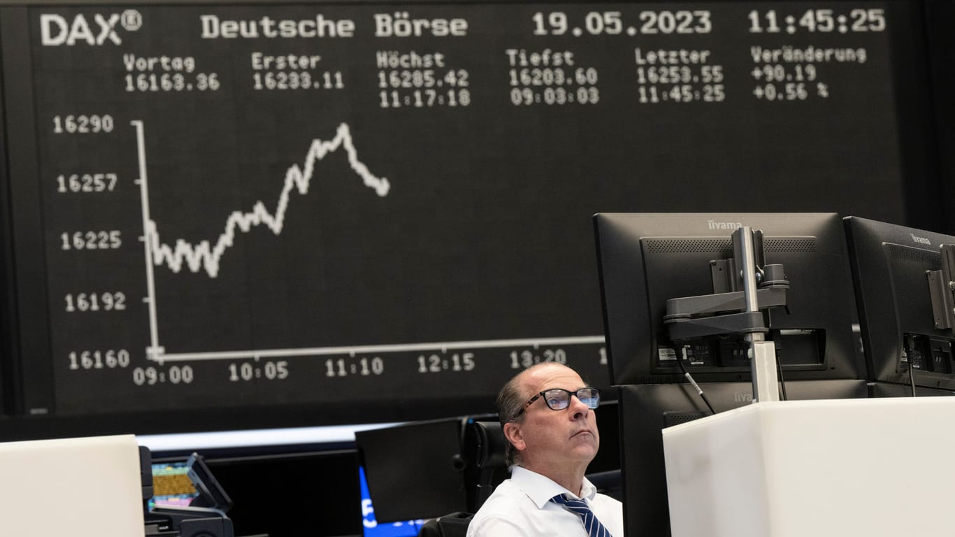 An der Frankfurter Börse beobachten Händler den Aktienindex Dax ganz genau.