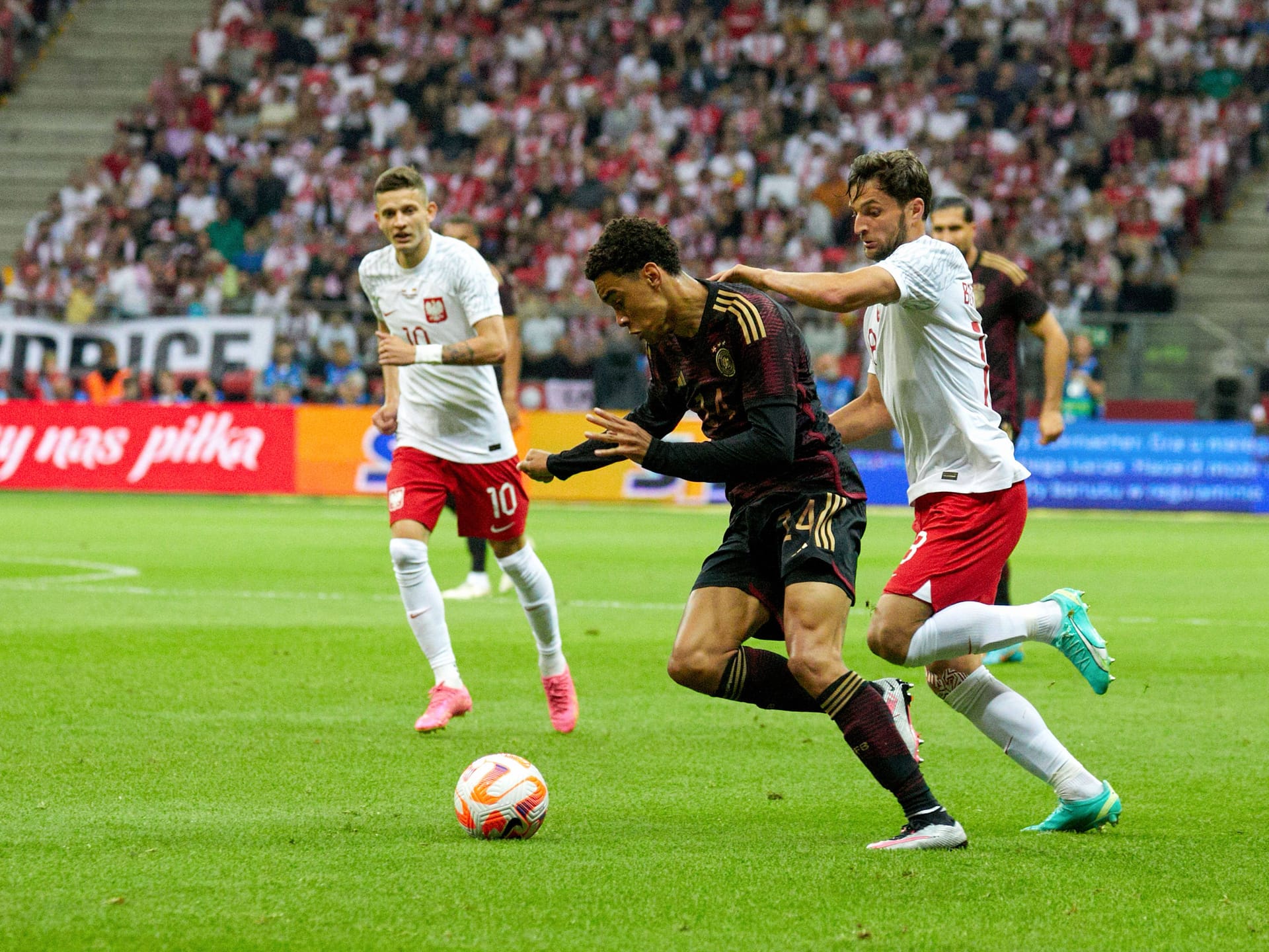 Jamal Musiala (bis 68.): Wie seine offensiven Nebenleute mit einem schweren Stand gegen die tiefstehende polnische Defensive. Der Bayern-Spieler gehörte aber noch zu den wenigen Aktivposten im Offensivspiel der Deutschen, ging immer wieder ins Dribbling, die zumeist allerdings verpufften. Setzte per Kopf geschickt Havertz in Szene (34.). Viel mehr kam vom Bayern-Profi dann bis zu seiner Auswechslung auch nicht mehr. Note 4