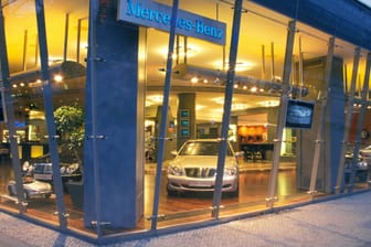 Mercedes im Schaufenster (Symbolbild) -Sylter Autohändler hat seine Autos aus den Fenstern gefahren